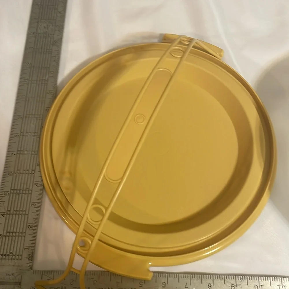Tupperware 8”Pie Cake Keeper Carrying‎ Handle Traditional Mustard Yellow White